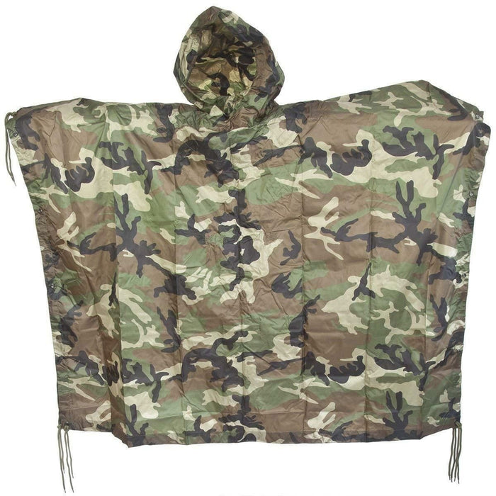 Woodland kamouflage vattentät Mil-Tec poncho med huva, army stil ripstop regnkappa för utomhusbruk och taktisk användning