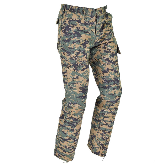 Mil-Tec U.S. Army-stil digitala woodland camo byxor med slitstarkt ripstop-tyg och flera cargofickor för utomhusbruk.