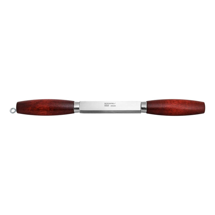 Morakniv Klassisk vedklyvkniv med återvunnet rostfritt stålblad och rödbetsade björkhandtag, svenskt hantverk.