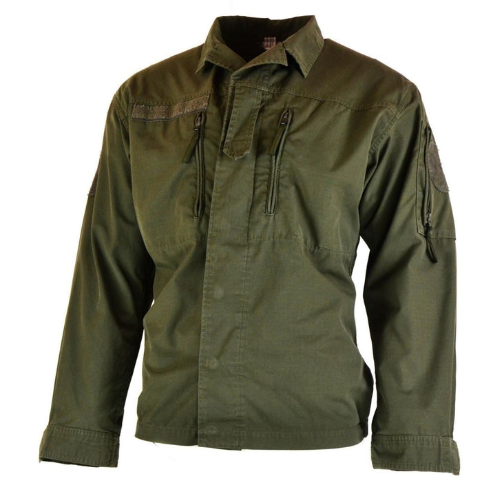 Original österrikisk BH army combat skjortjacka i olivgrönt ripstop-tyg med dragkedja på bröst- och armfickor.