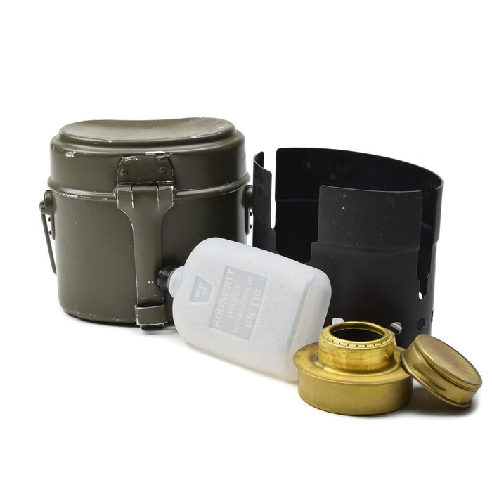 Ursprungligt österrikiskt mess kit med svensk SEVA Trangia campingspis och svart metall vindruta isolerad på vit bakgrund