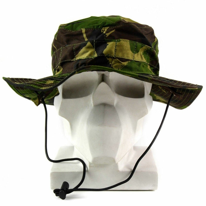 Äkta brittisk armé keps i woodland camo med hakrem och bred brätte för solskydd och komfort