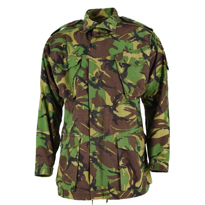 Brittisk armé BDU combat smockjacka i woodland camo med flera fickor och justerbar passform för kallt väder.