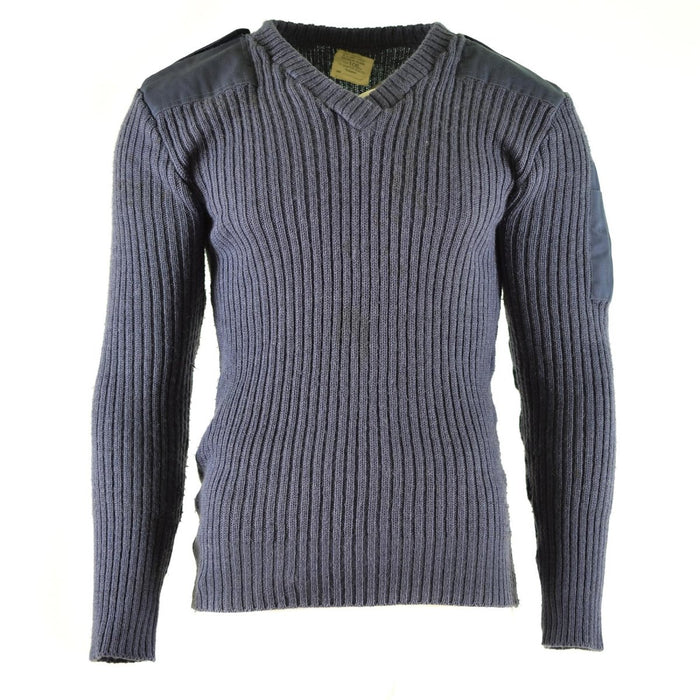 Original British Army Commando Wool Jumper i blågrå med förstärkta axel- och armbågslappar, V-ringad design.
