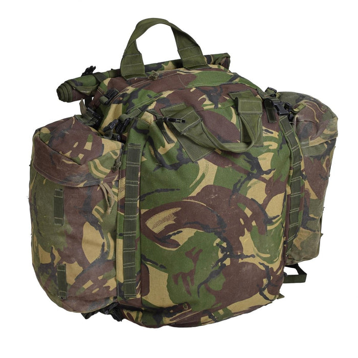 Original British Military taktisk ryggsäck med kamouflagemönster, flera fack och vadderade axelband för vandring och camping.