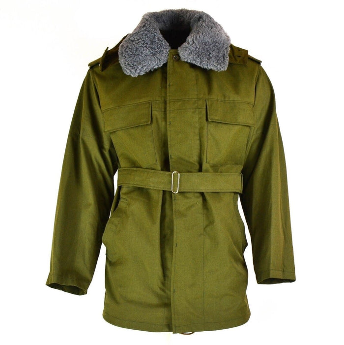 Vintage tjeckisk armé M85 olivgrön vinterparkasjacka med avtagbar fuskpälskrage och bälte, slitstark militär design.