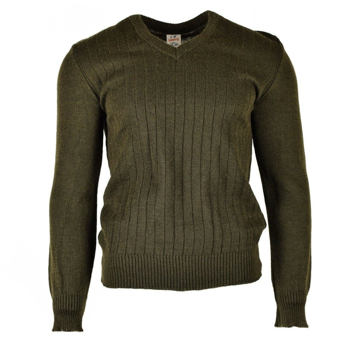 Original tjeckisk armé M85 V-ringad tröja i brun ullblandning, slitstark, varm och snygg för utomhus- och fritidskläder.