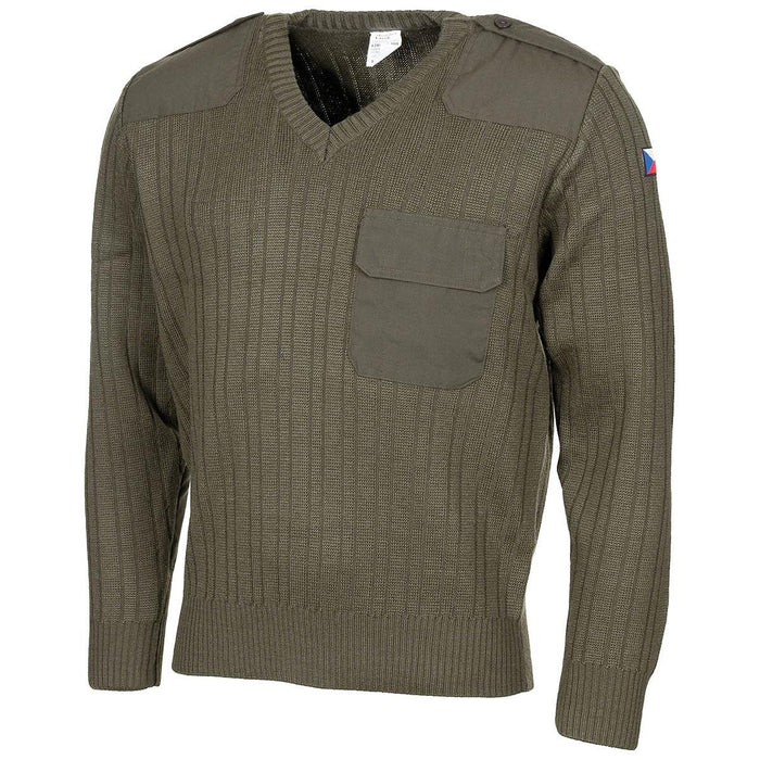 Oliv trist tjeckisk armétröja med V-ringad, förstärkta armbågar, axellappar och tjeckisk flagga på armen.