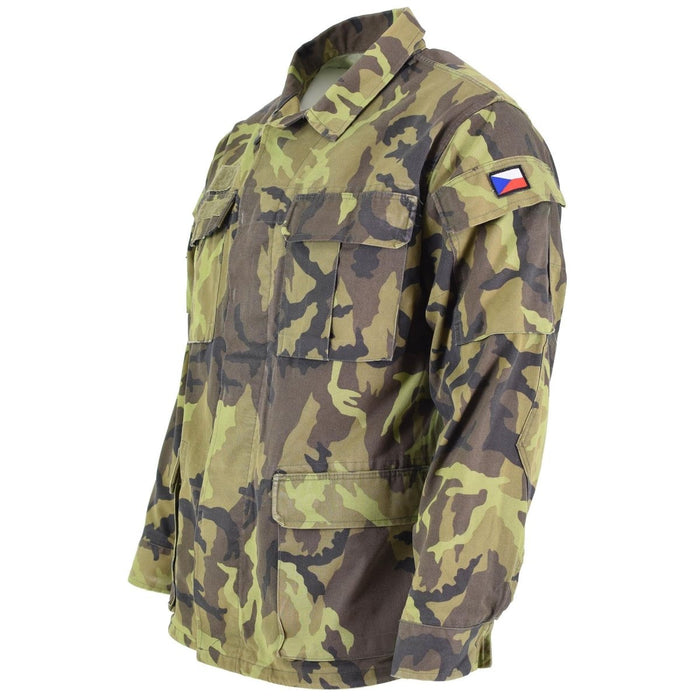 Original tjeckisk armé fältjacka med lövkamomönster och tjeckisk flagga på armen, flera framfickor.