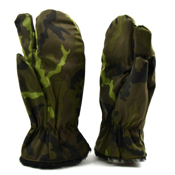 Original tjeckisk armé vintervantar med trigger finger design, camo mönster och fleecefoder för värme och fingerfärdighet.