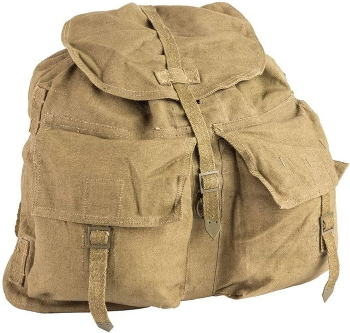 Vintage tjeckisk M60 militärryggsäck i brun canvas med metallspännen och flera framfickor för utomhusbruk.