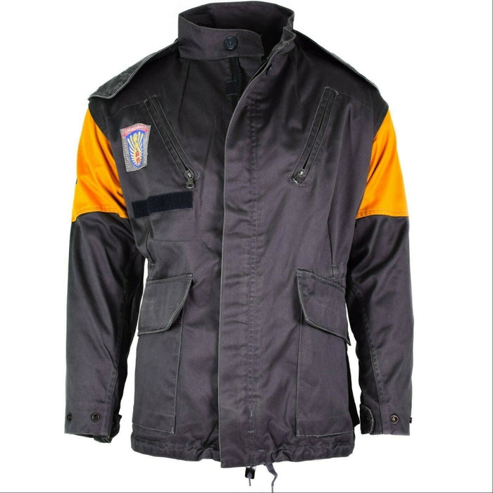 Original dansk M84 civilförsvarsjacka i grått med orange axellappar och flera fickor med dragkedja och lock