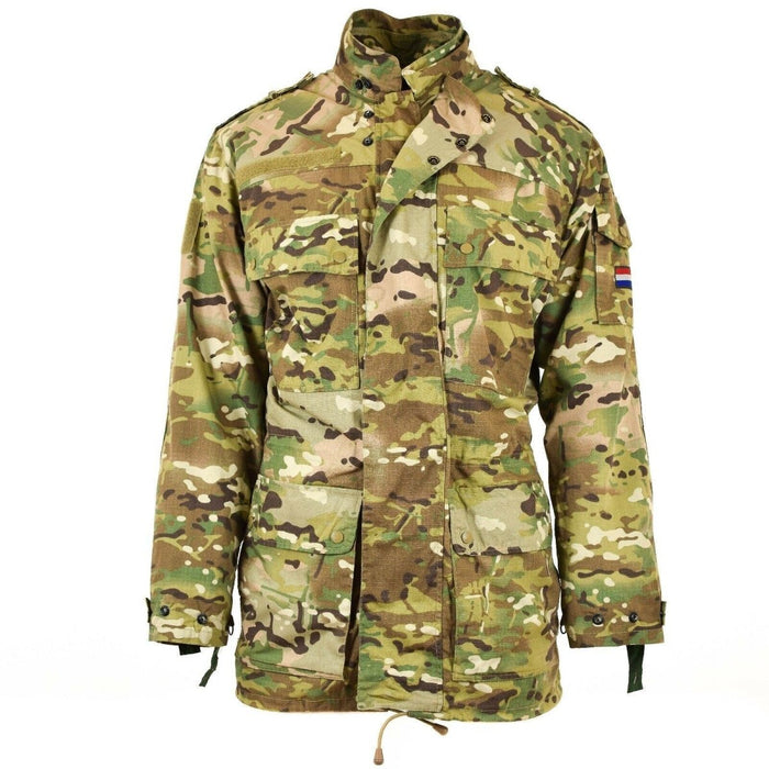 Original holländsk army M65 fältjacka i Multitarn camo med ripstop-tyg, justerbar passform och full dragkedja.