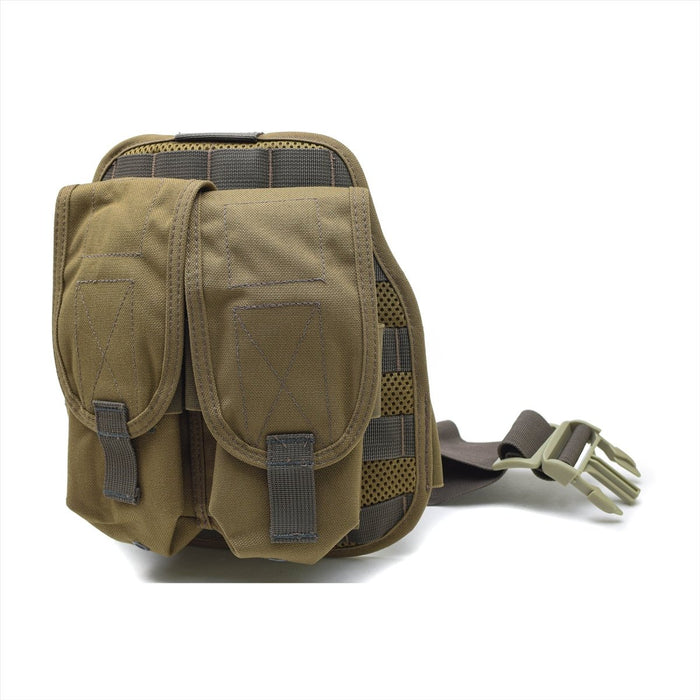 Original holländsk militär plattform med två magasinspåsar av prärievarg i nylon och justerbar rem för taktisk användning.