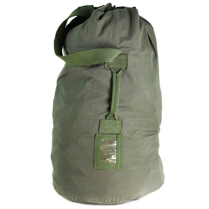Original holländsk militärväska i olivgrön, 100 liters kapacitet, slitstark ripstop canvas med bärremmar.