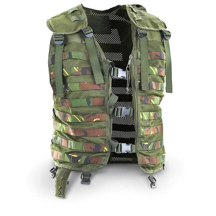 Original holländsk militär taktisk väst med MOLLE-system i skogskamouflage för mångsidig redskapsfäste