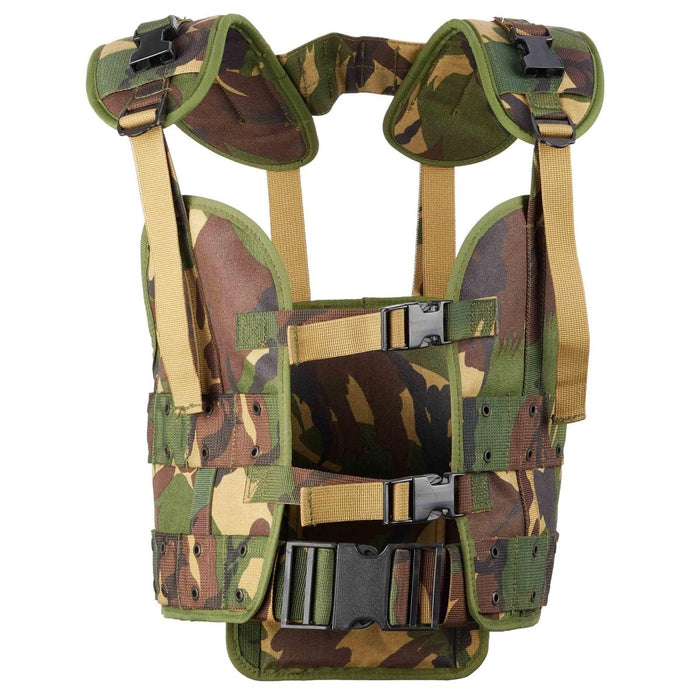 Original holländsk militär taktisk väst i skogskamouflage med justerbara remmar och Alice clip-fickor.
