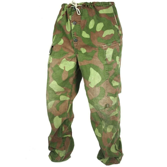 Original finska M62 vändbara army camo byxor i grönt och brunt kamouflage med slitstarkt material och flera fickor.