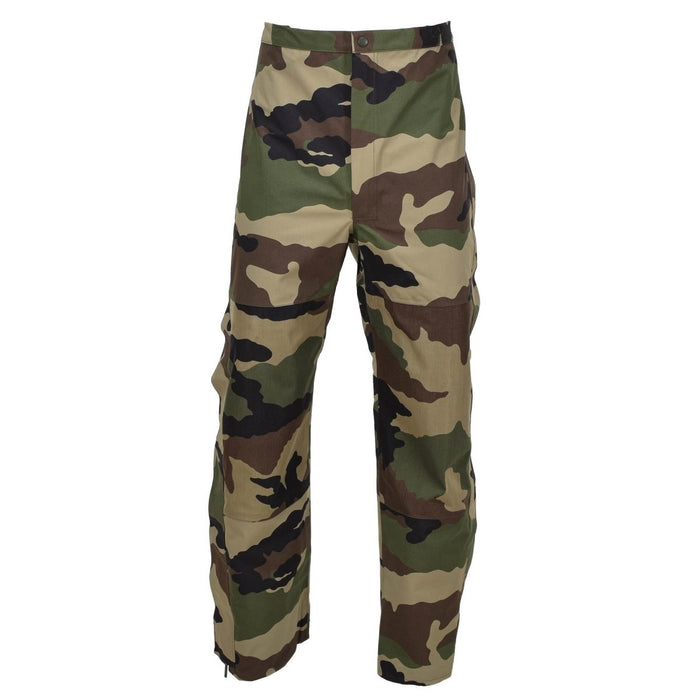 Original franska militära vattentäta regnbyxor i CCE camo med slitstarkt trilaminattyg och justerbara hängslen.