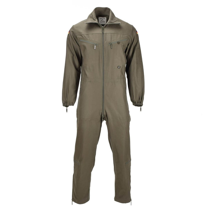 Olivgrön tysk arméoverall med dragkedja framtill och fickor, justerbar midja och tyska flagglappar på ärmarna.