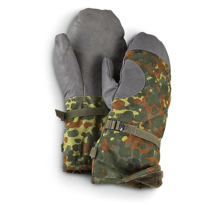 Original tysk armé flecktarn camo vantar med lädergrepp, fleecefoder och justerbar handledsrem för skydd mot kallt väder.