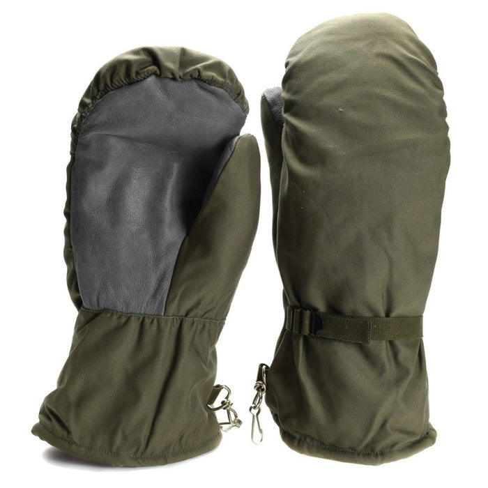 Original German Army olivgrå camo-vantar med justerbar rem, slitstarkt material och isolerat foder för skydd mot kallt väder.