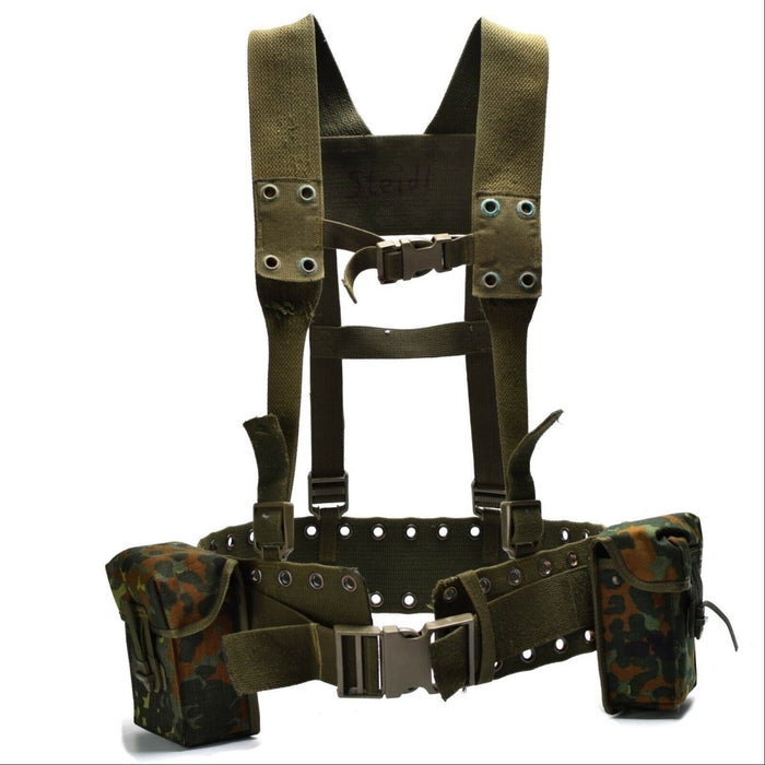 Original tysk armétaktisk 4-delad bältesbältesset med justerbart bälte, axelremmar och camo magpåsar.