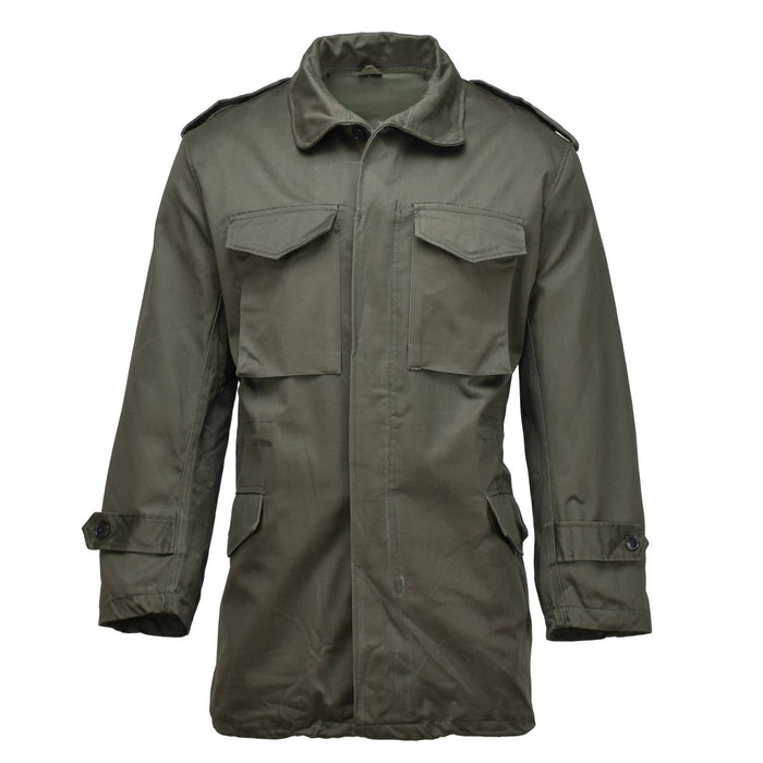 Original grekisk militär M65 fältjacka i oliv med flera fickor och slitstarkt väderbeständigt tyg.