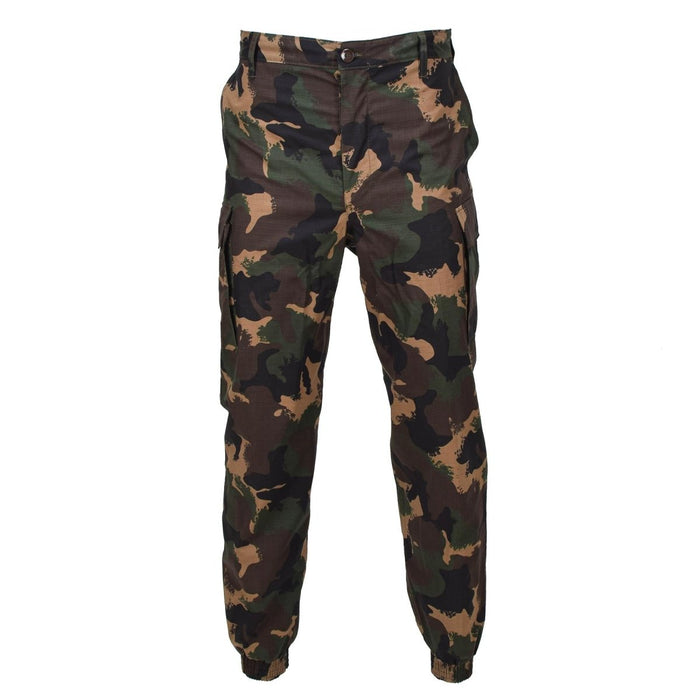 Original ungerska M1990 militära sommar camo cargo byxor gjorda av slitstarkt ripstop-tyg med flera fickor.