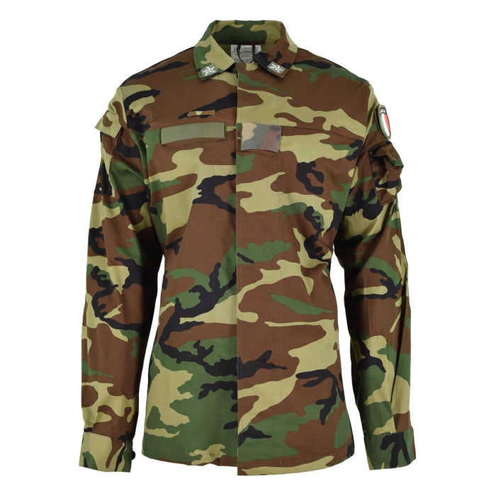 Original italiensk militär stridsjacka i lätt skogskamo med flera fickor och justerbara muddar.
