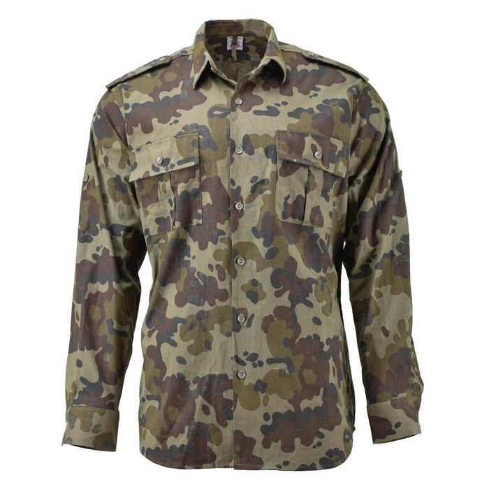 Original rumänsk militär fältskjorta i M94 Mozaic camo med bröstfickor och epaletter, långa ärmar, manschetter med knäppning.