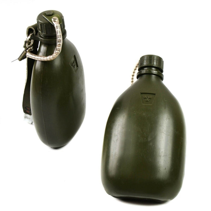 Svensk armé olivgrön militärvattenflaska med skruvkork och bältesfäste för utomhusbruk.