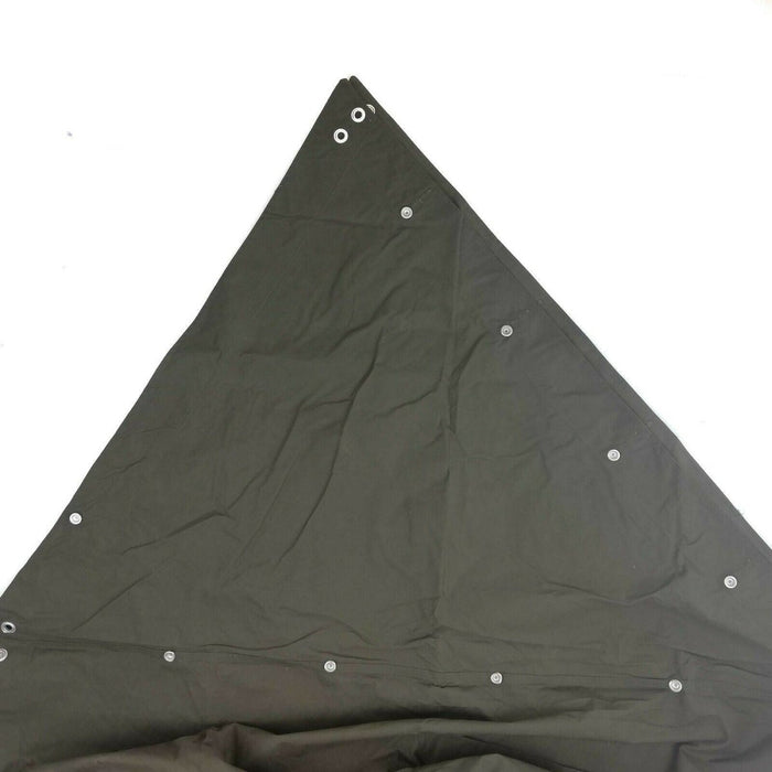 Olivgrön svensk arméskyddshalvponcho tillverkad av slitstarkt vattenavvisande material med metallgenomföringar för mångsidig användning