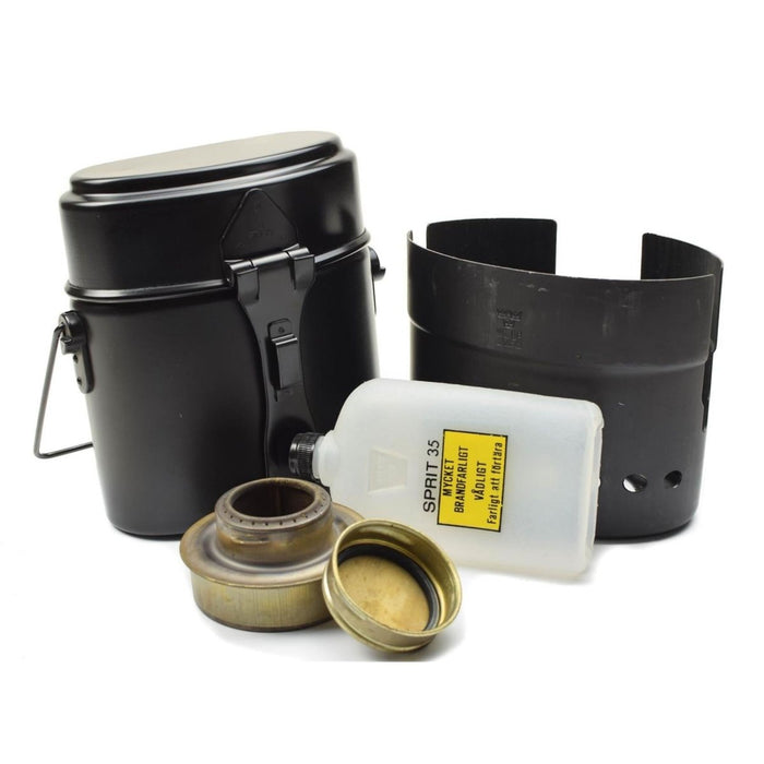 Original Swedish Army Trangia spiskoksset med spritbrännare, bränsleflaska, vindruta och komponenter för smutssats.