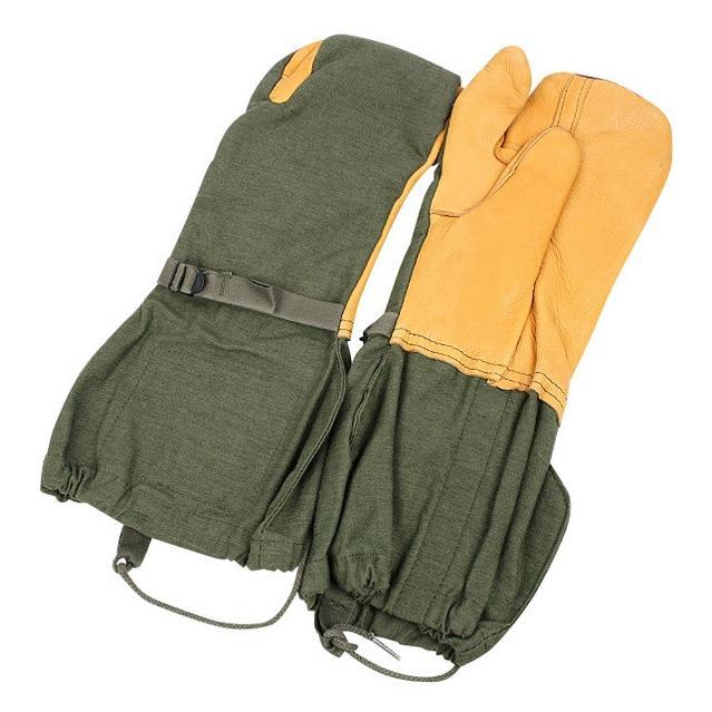 Original U.S. Army vantar för extrem kyla med triggerfingerdesign och läderförstärkt handflata i militärgrönt.