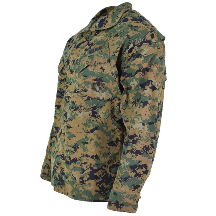 Original US Army digital woodland camo BDU-jacka med bröst- och armfickor, justerbara muddar och hållbar konstruktion.