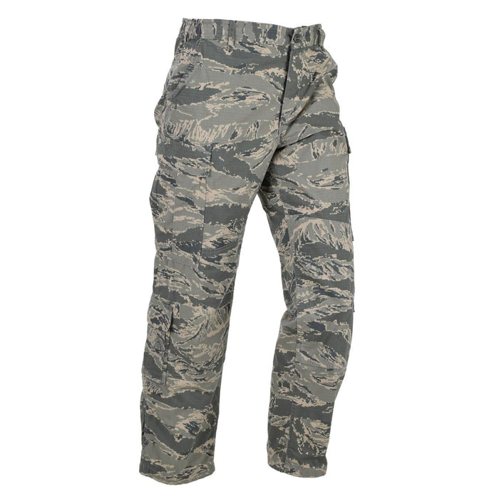 Original amerikanska militära fältbyxor i digital tigerrandscamo med slitstarkt ripstop-tyg och flera cargofickor.