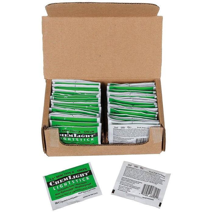 Box med ChemLight lightsticks med två individuella paket framme.