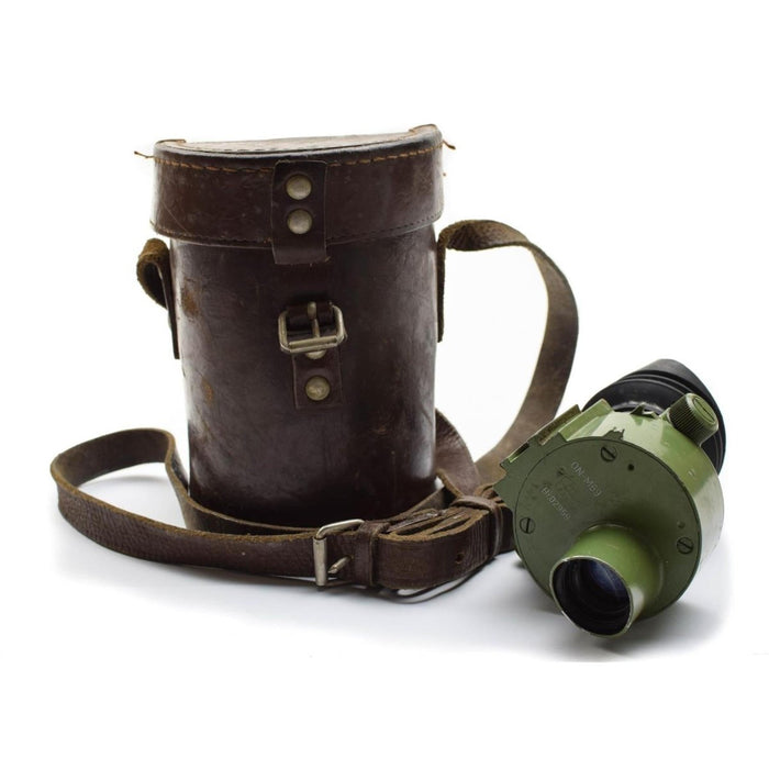 Original jugoslavisk armé ON-M59 monokulärt sikte med grön metallkropp och sliten bärväska i brunt läder.