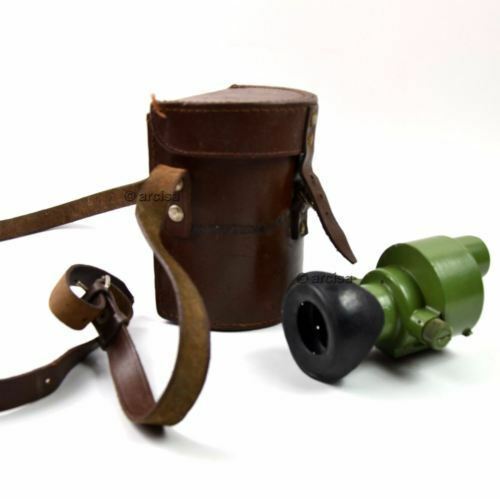 Original jugoslavisk armé ON-M59 monocular med gummiögonkopp och brunt läderväska på vit bakgrund.