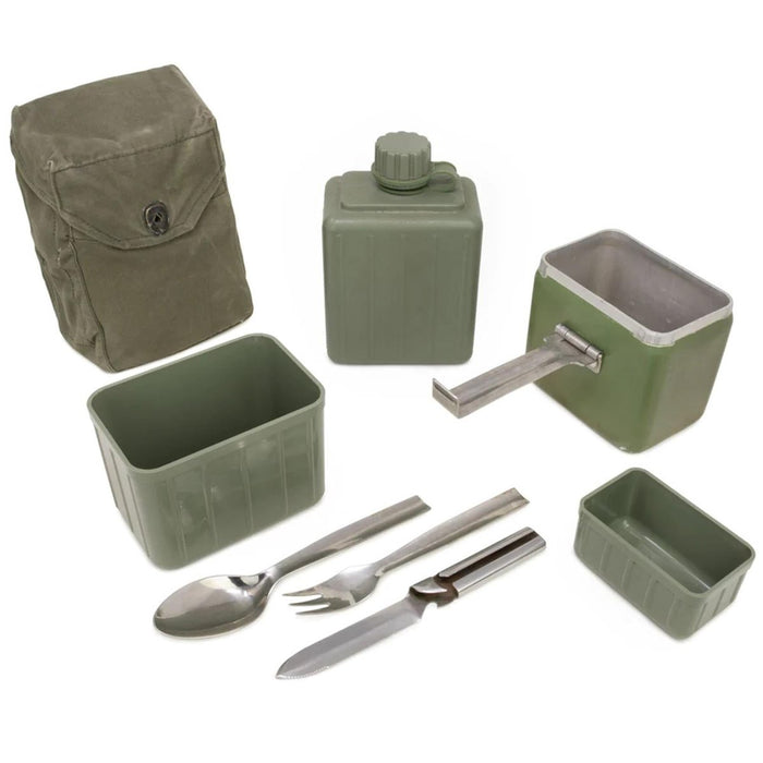 Original jugoslaviskt militärpaket med matsal, kastrull, redskap och bärväska för utomhusbruk och överlevnadsbruk.