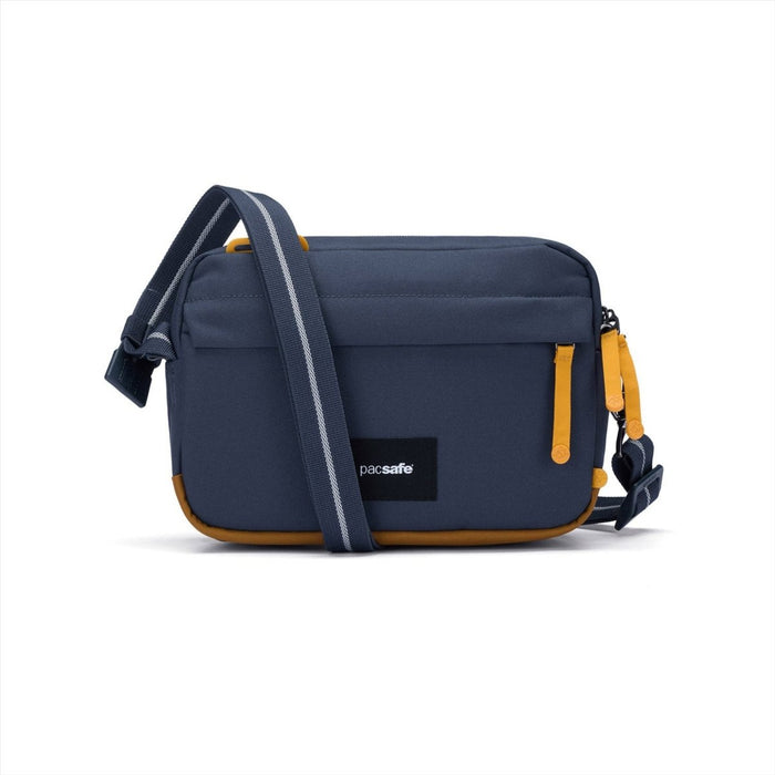 Marinblå Pacsafe GO Anti-Theft Crossbody Bag 2,5L med gula detaljer och justerbar axelrem, vattenavvisande design