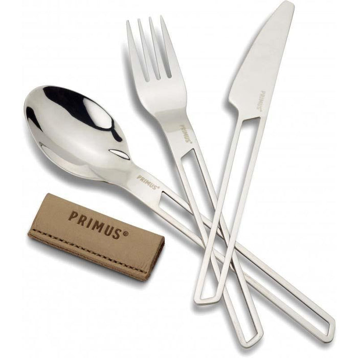 Lätta campingbestickset i rostfritt stål med kniv, gaffel, sked och läderfodral från Primus.