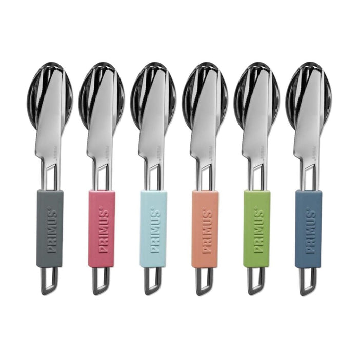 Set med sex Primus utomhuscampingbestick med kniv, gaffel, sked och silikonbelagda handtag i olika färger.