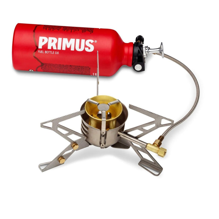 Primus MultiFuel III vandringskamin med röd bränsleflaska, kompakt bärbar design för utomhuscamping och multibränsleanvändning