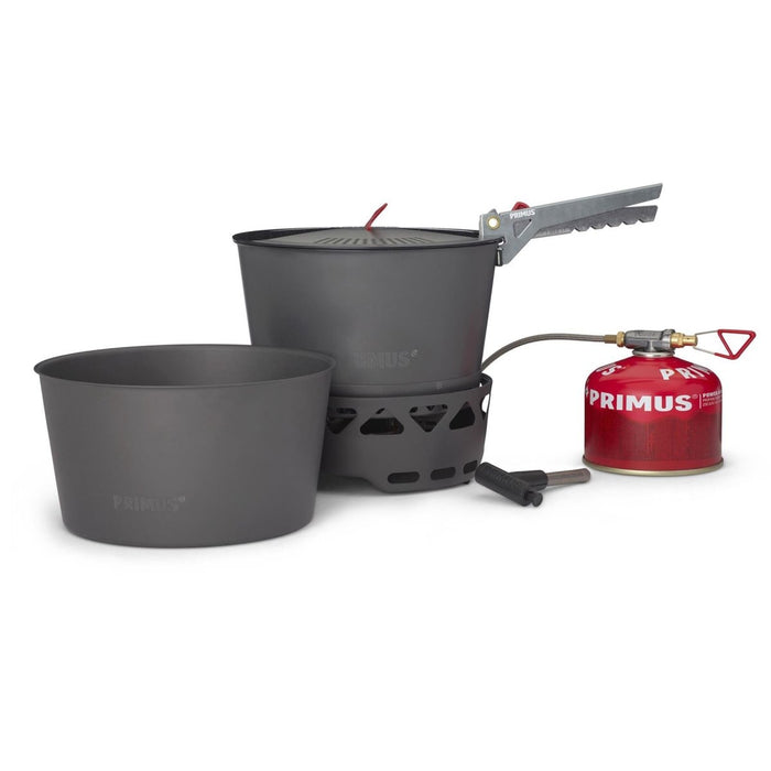 Primus PrimeTech 2.3L utomhuscampingkokset med kastruller, värmeväxlare, lock, gryta och bränslebehållare.