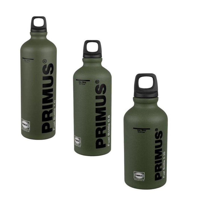 Tre gröna Primus ultralätta bränsleflaskor i aluminium med svarta lock för camping- och flerbränslekaminer.