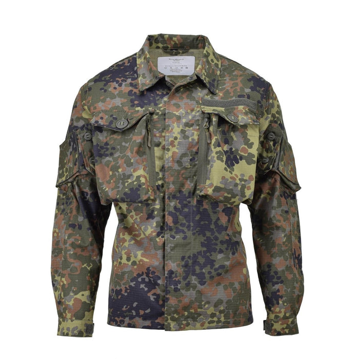 TACGEAR Fältjacka i tysk militärstil med slitstarkt Flecktarn-kamouflage och flera bruksfickor.