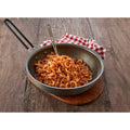 Trek'n äter vegetarisk måltid bolognese nudlar camping utomhus överlevnad mat
