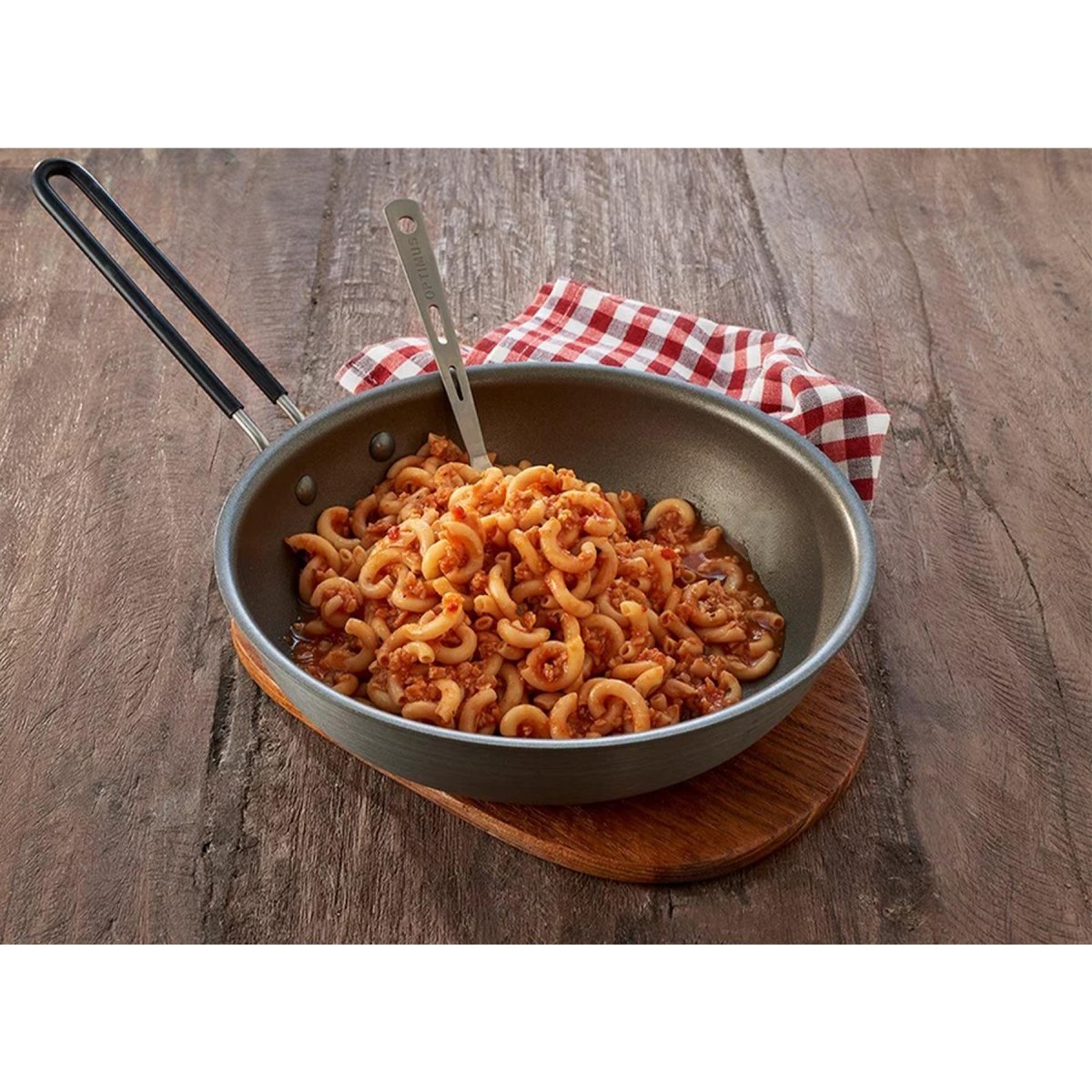 Trek'n äter vegetarisk måltid bolognese nudlar camping utomhus överlevnad mat